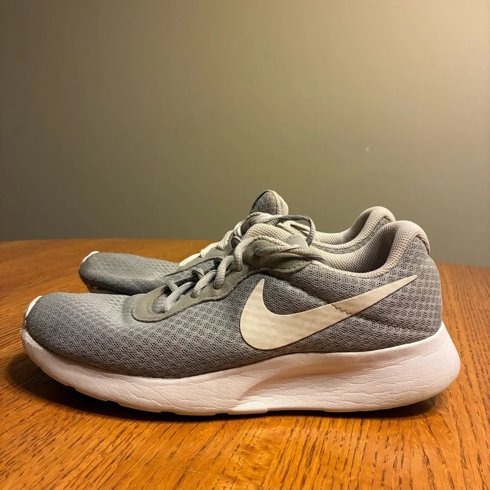 Nike‎ Tanjun Womens Size 8.5 Grey White Running Shoes Sneakers 812655-010